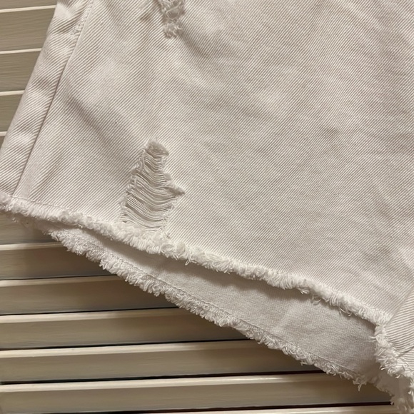 21. Blank NYC Hi Rise Rigid Distressed Shorts in White, Size 31 - Picture 7 of 16
